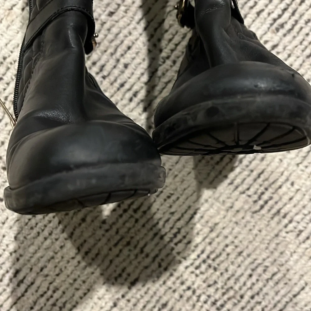 Adrienne Vittadini quilted boots size 8.5 in black